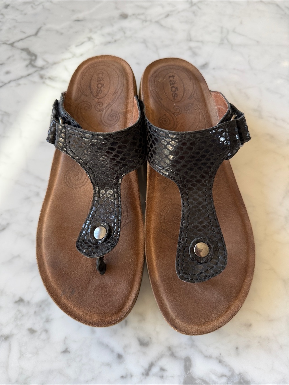 Taos Lucy black snakeskin embossed sandal cork and leather. 6.5